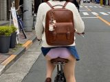 💡自転車ルール改正に夢中！気づかずにパンツが見えちゃった女性💘